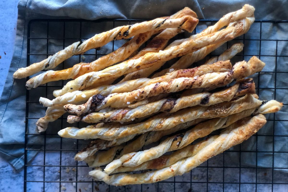 Grissini di pasta sfoglia, la Ricetta velocissima in 10 minuti (tante  varianti!)