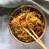 Spaghetti di riso con verdure alla julienne croccanti