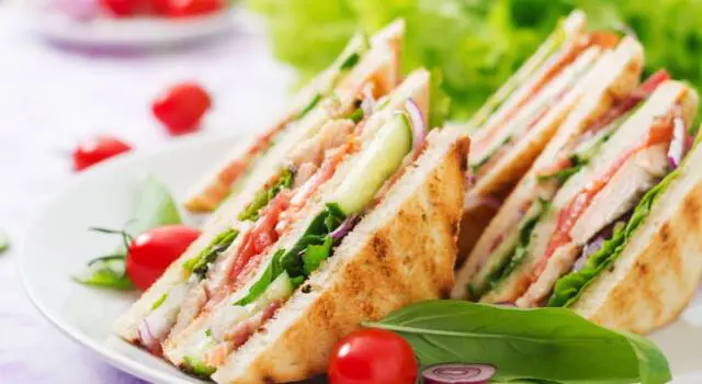 Come fare club sandwich: la ricetta originale con pollo e bacon