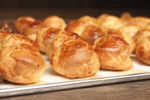 Vassoio con bignè appena sfornati