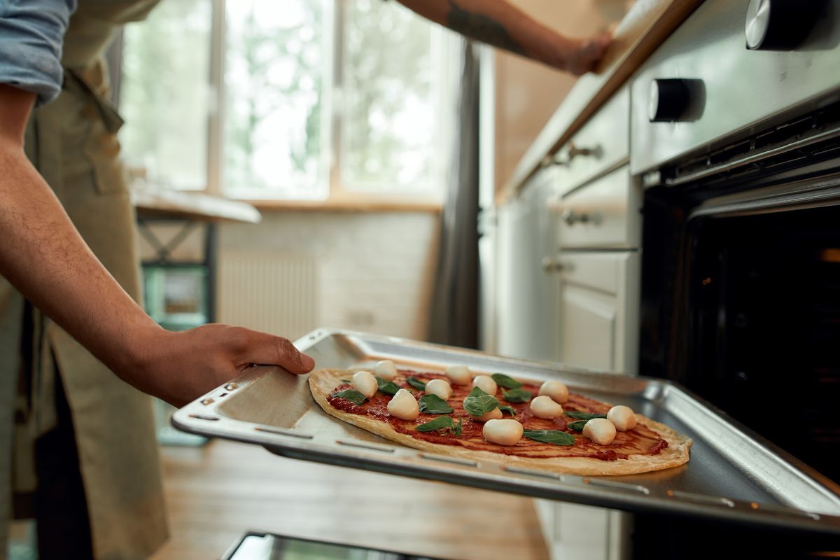 cuocere la pizza nel forno di casa