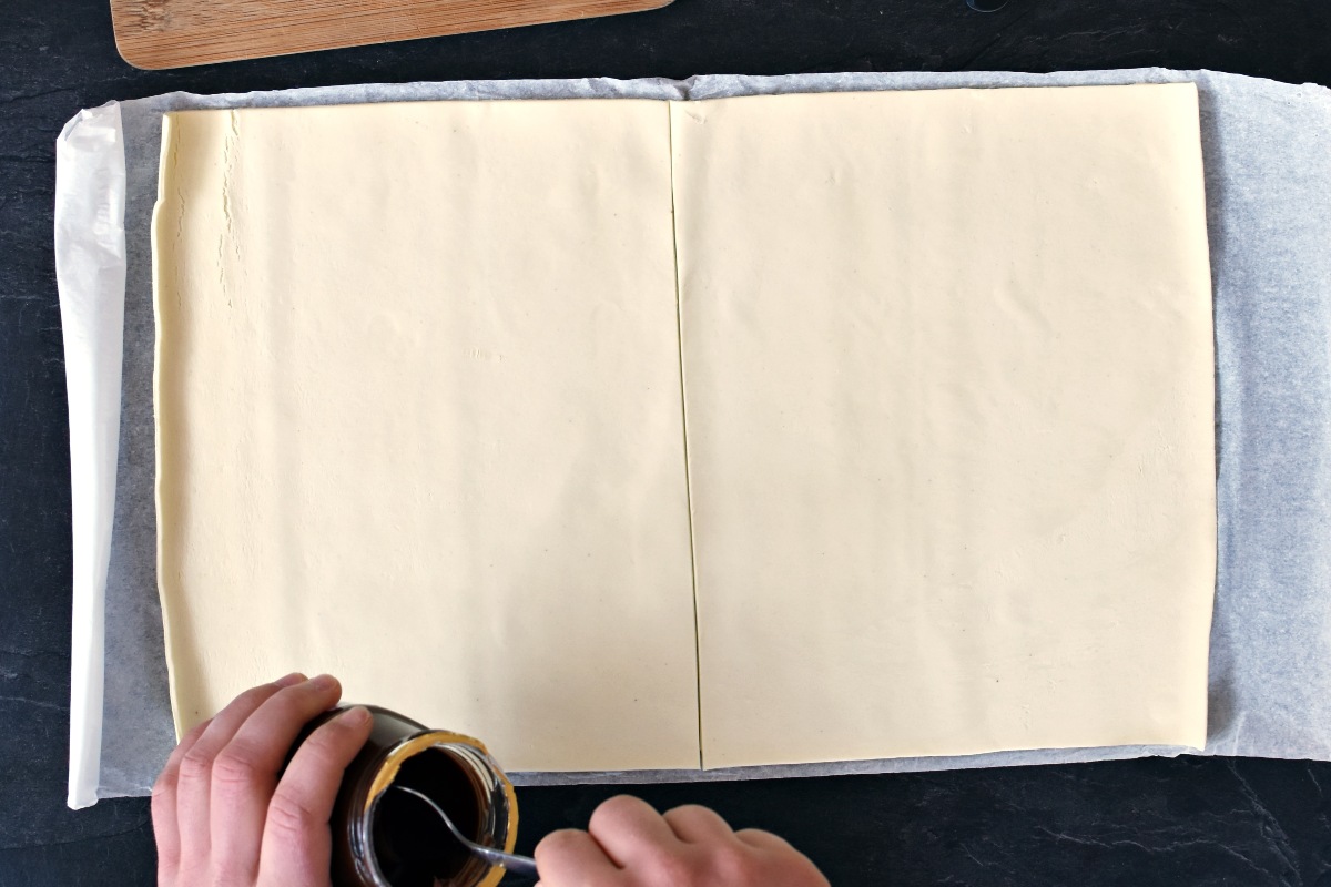 Rotolo di pasta sfoglia stesa con vasetto di Nutella