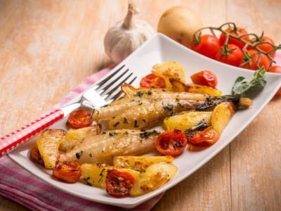 Pesce al forno con pomodorini e patate: un buonissimo secondo piatto!