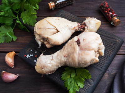 Pollo bollito: come prepararlo e come servirlo
