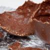 uovo di Pasqua con cioccolato e nocciole