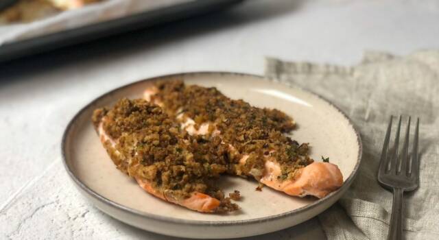 Veloce, gustoso e leggero: foto e video della ricetta del salmone gratinato al forno