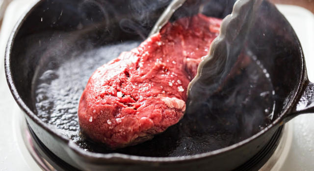 Sigillare la carne: come si fa? Serve davvero?