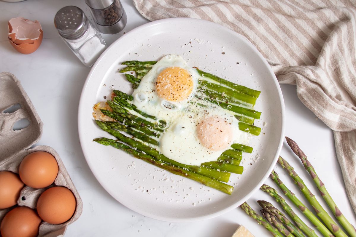 Asparagus and fried eggs