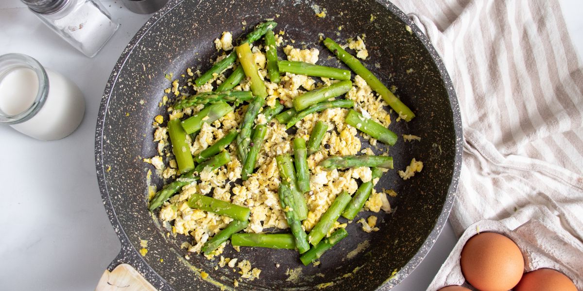 Scrambled eggs and boiled asparagus