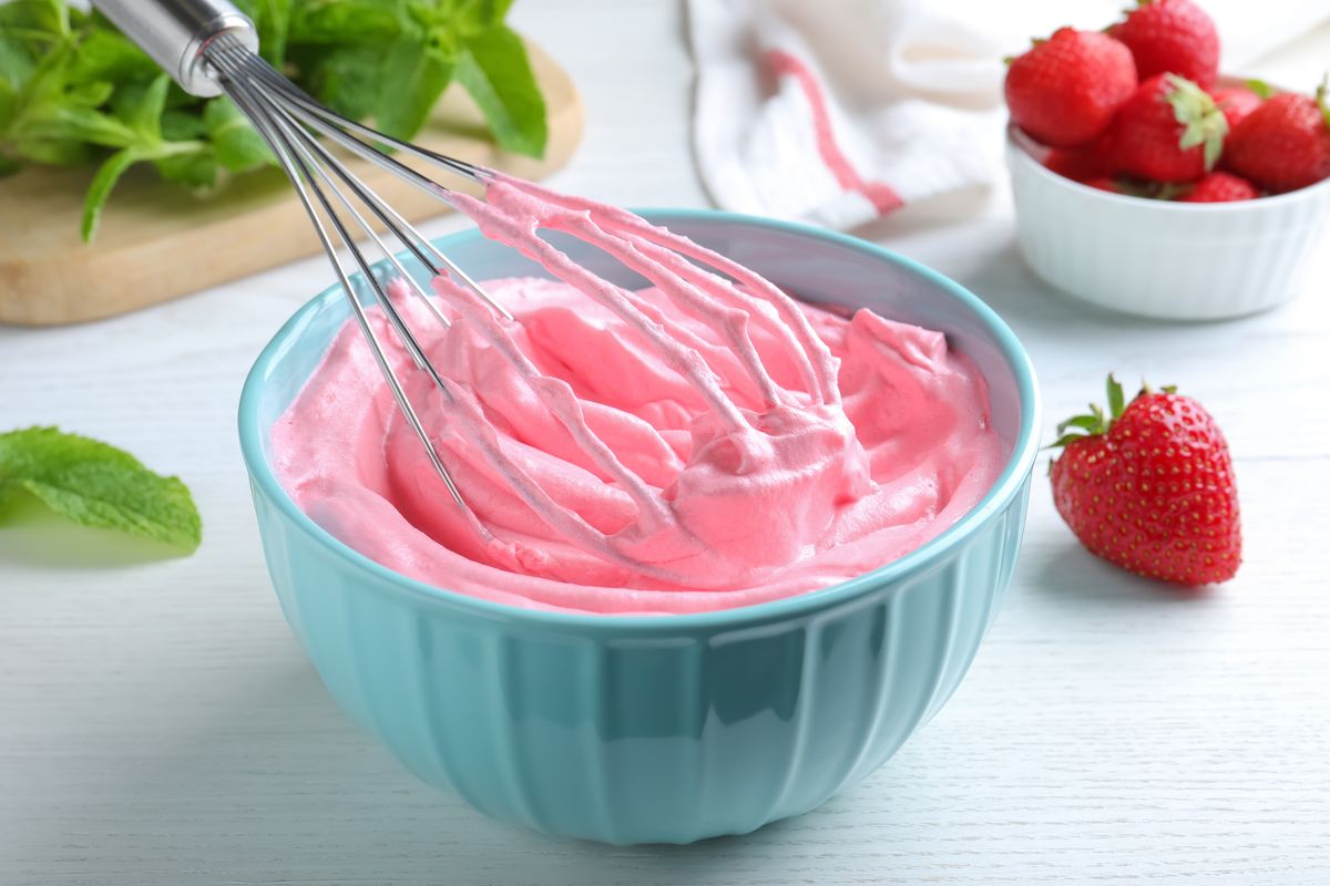 Creamy cream and strawberries