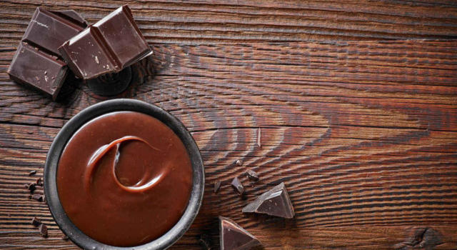 Versatile, leggera e golosissima: ecco la crema al cioccolato senza uova