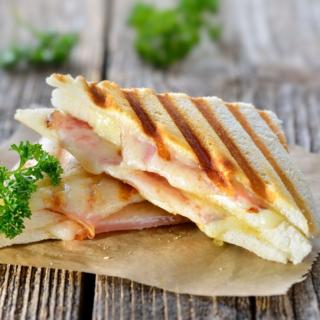 Scopriamo come preparare il toast perfetto, la ricetta salvacena più gettonata