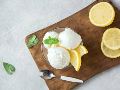 Dissetante e leggero, il gelato al limone con il Bimby rinfrescherà la vostra estate