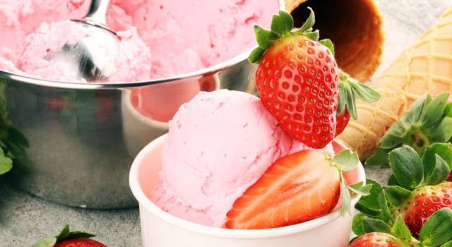 Facciamo il gelato alla fragola con il Bimby: facile, veloce e delizioso