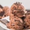 Il gelato alla Nutella è talmente buono che lo mangerete direttamente dalla vaschetta!