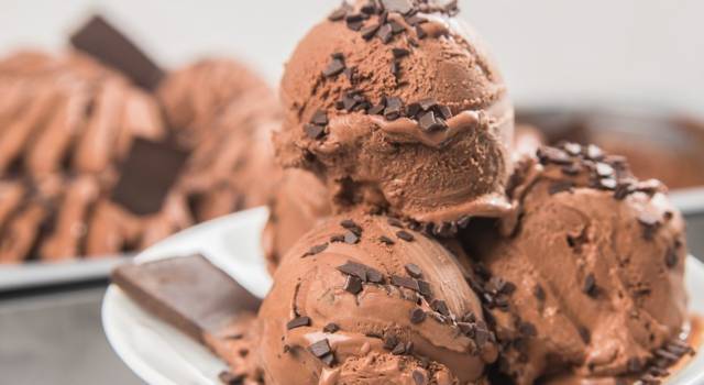 Il gelato alla Nutella è talmente buono che lo mangerete direttamente dalla vaschetta!