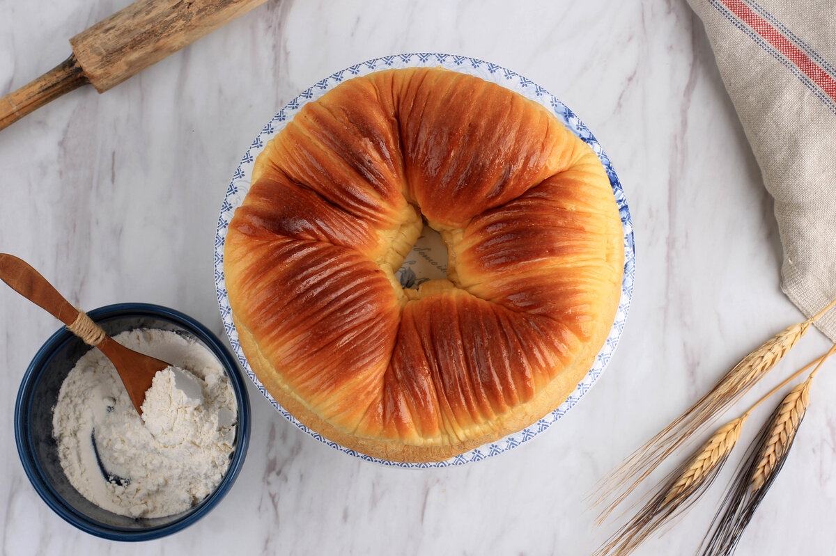 Vista dall'alto di torta di pan brioche a ciambella simile a gomitolo di lana