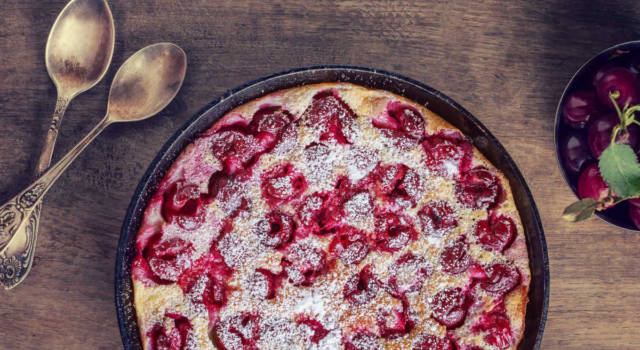 Cercate un modo diverso per cuocere un dolce? Provate la torta di ciliegie in padella