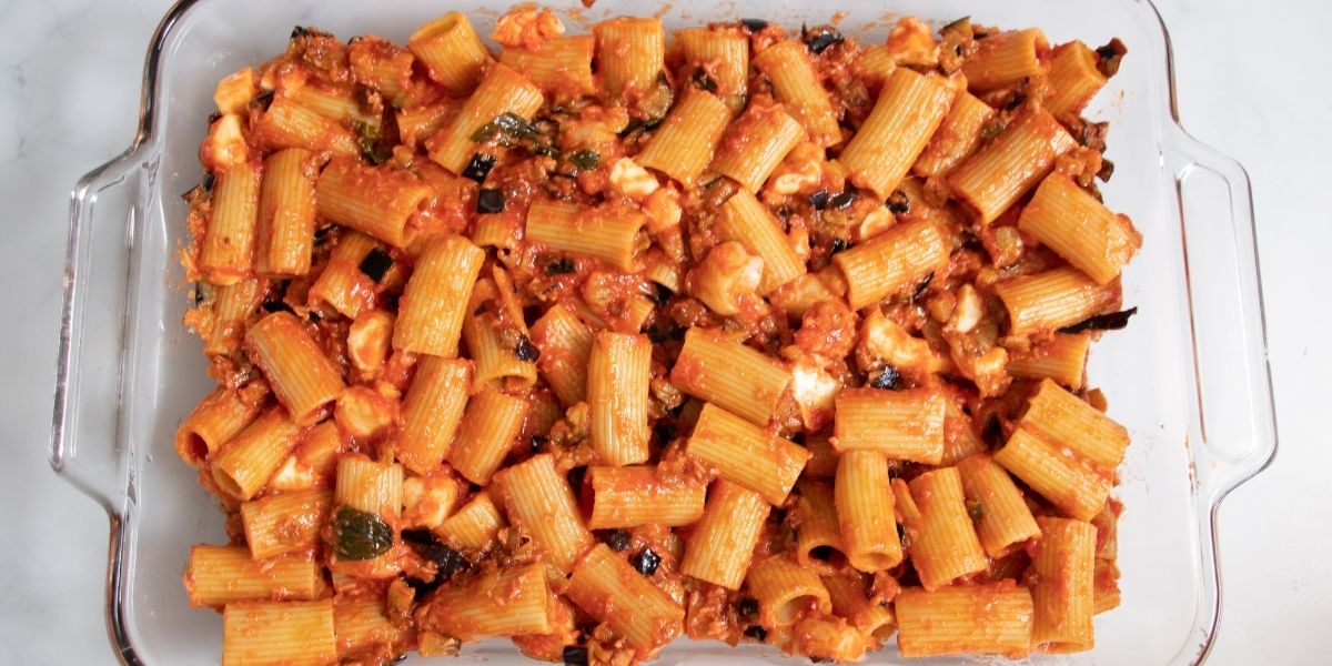 Mettere pasta alla siciliana in teglia