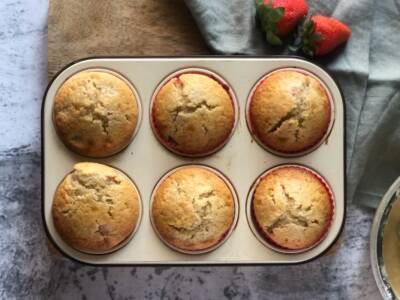 Golosi muffin alle fragole, da decorare a piacere e facilissimi da fare con la nostra video ricetta!