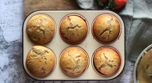 Golosi muffin alle fragole, da decorare a piacere e facilissimi da fare! Ecco la ricetta con foto e video