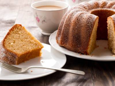 Ciambella allo yogurt Bimby: vogliamo proprio prendervi per la gola