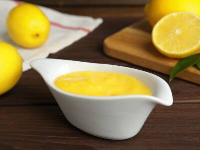 Ottima da sola e per farcire dolci, ecco la crema al limone