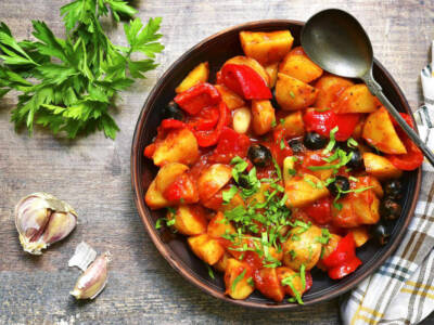 Peperonata con patate, un contorno per chi non si spaventa di nulla