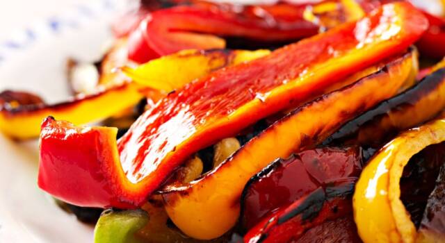 Siete alla ricerca di un contorno semplice? Provate i peperoni grigliati!