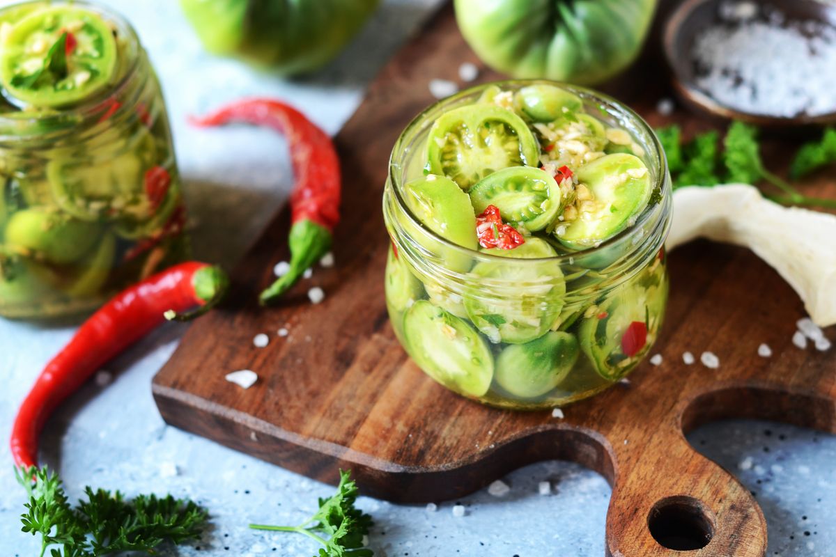 Green tomatoes in oil without cooking