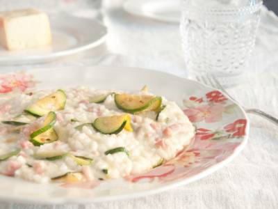 Risotto zucchine e tonno: un primo piatto unico leggero e saporito