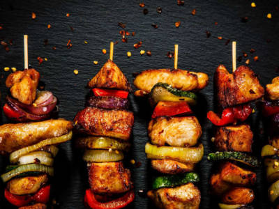 Spiedini al forno: ogni occasione è buona per prepararli (anche se fa brutto)
