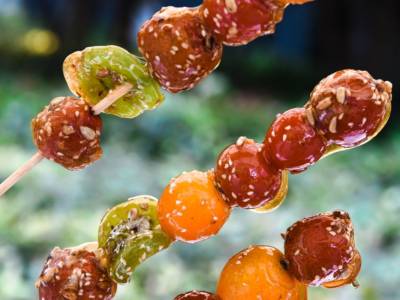 Tanghulu, la frutta caramellata cinese diventata famosa grazie a TikTok