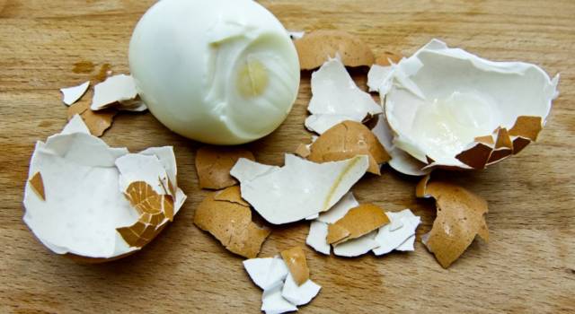 Quanti modi diversi ci sono per sbucciare le uova sode? Noi ne conosciamo almeno 5!
