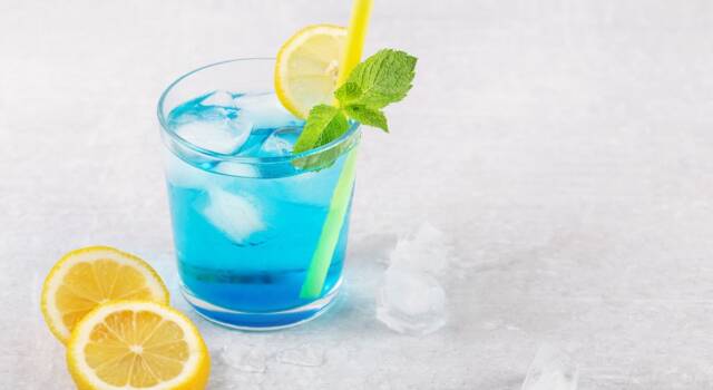 Cocktail Blue Lagoon: ricetta e ingredienti del vero drink da spiaggia