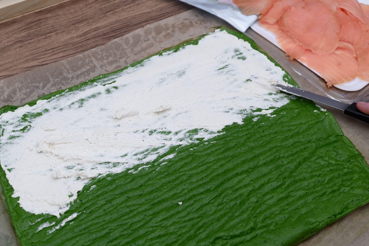 Приготовление рулета из омлета с руколой