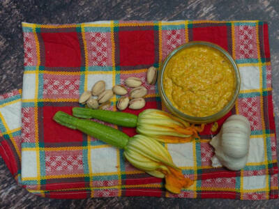 Pesto di fiori di zucca: un’idea sfiziosa e originale