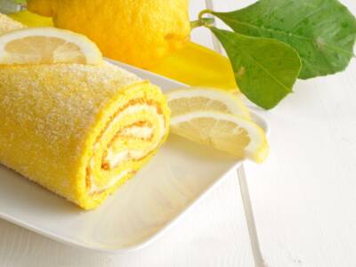 Fresco e leggero, il rotolo al limone è un dolce perfetto per l’estate