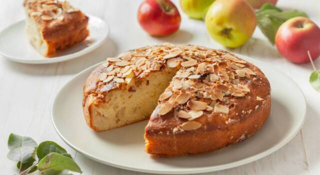 Torta di mele e mandorle: meglio a colazione o merenda?