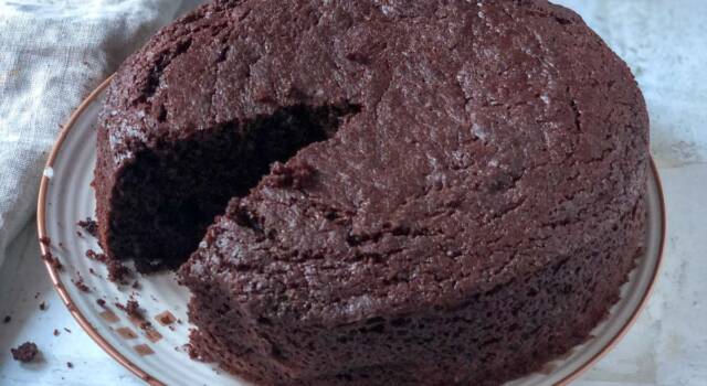Avete poco tempo? Provate la video ricetta della torta al cioccolato in 5 minuti