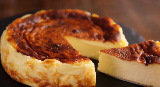 Abbiamo bruciato il dolce? No, la cheesecake basca è proprio così!