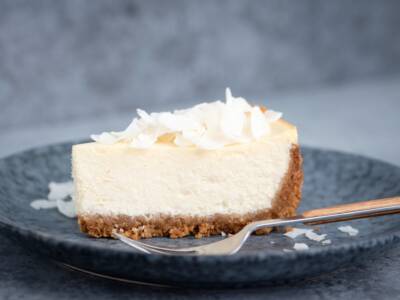 Cheesecake Raffaello: tutta la bontà del cocco in un dolce