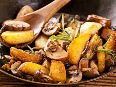 Funghi e patate in padella: il contorno goloso dell’autunno