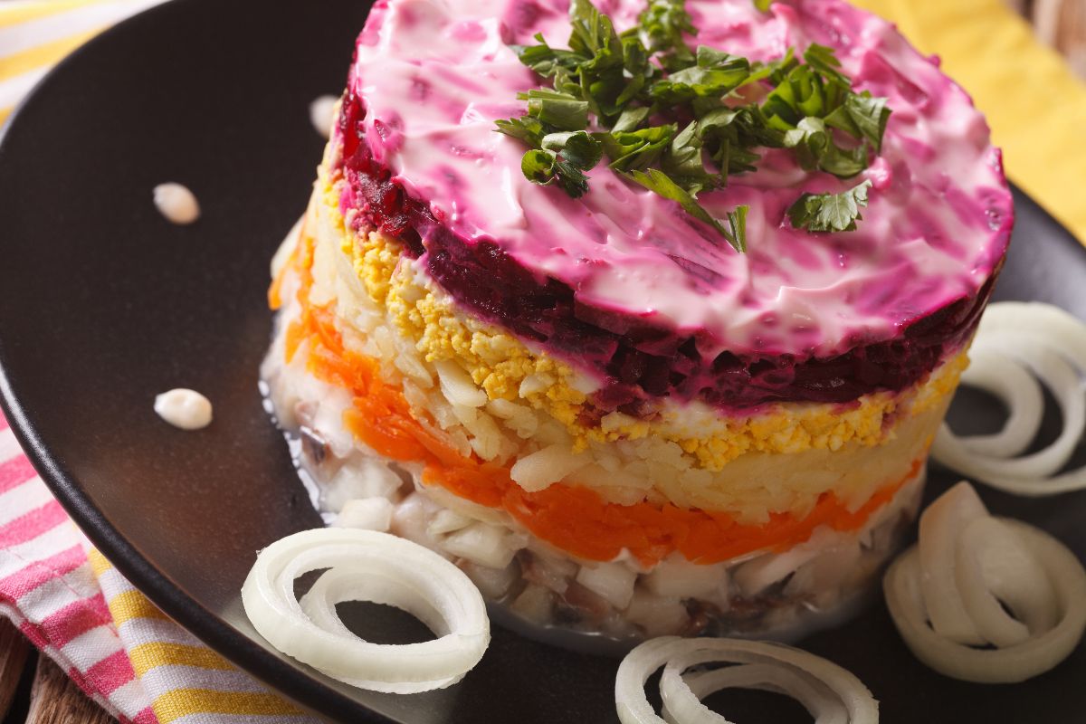 Insalata russa shuba a strati di aringa, carote, patate, uova e barbabietola