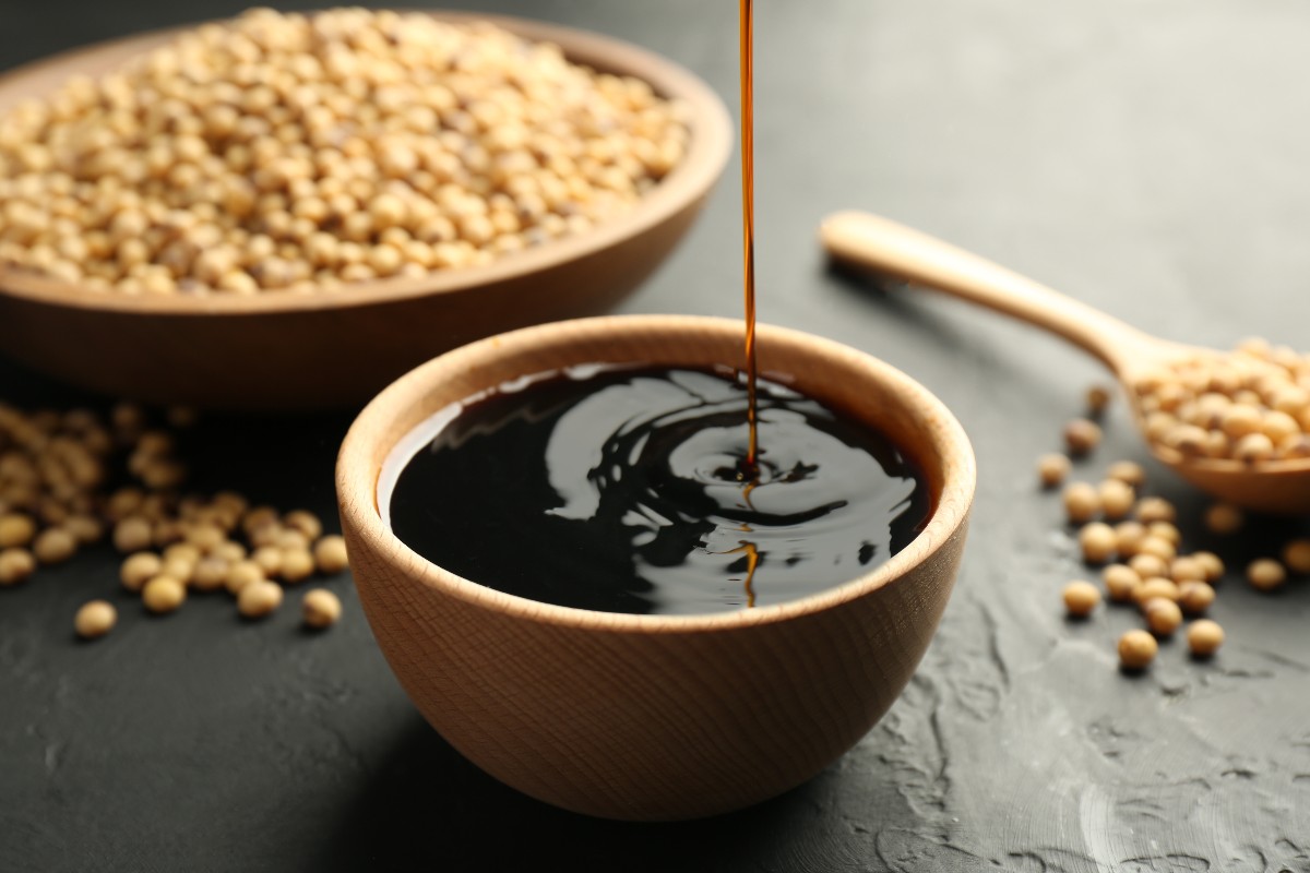Ciotola con riduzione di salsa di soia che cola