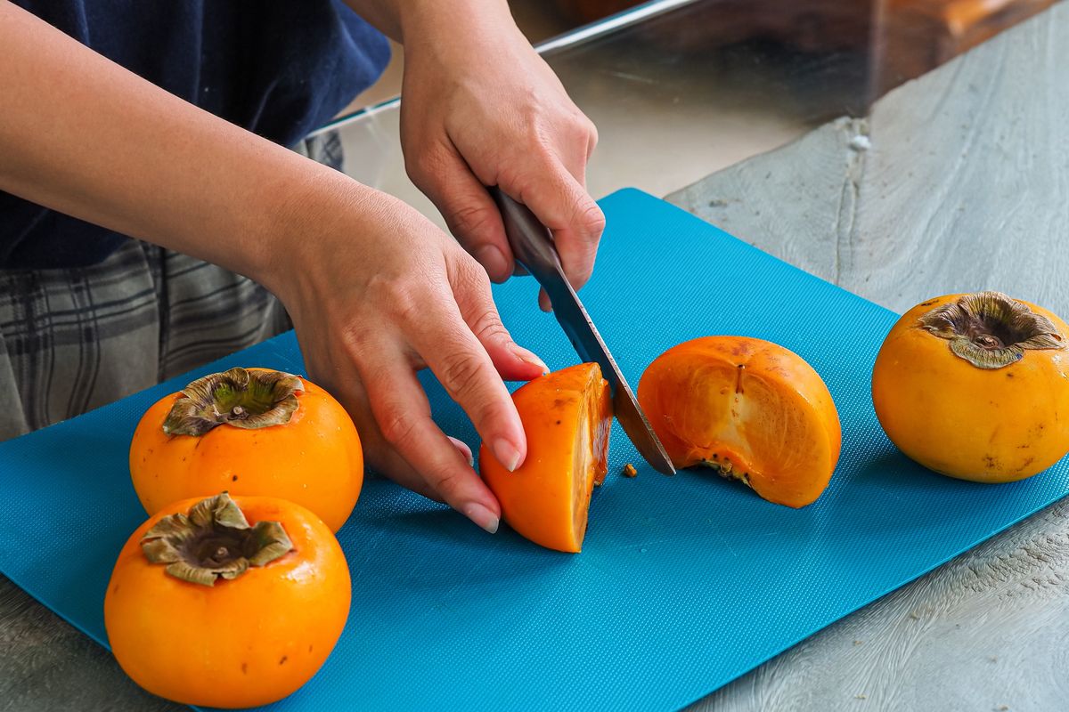 Cut the persimmons