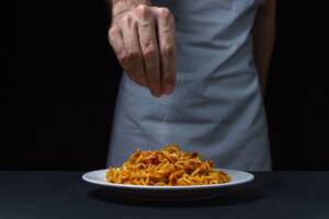 Chef che prepara la pasta