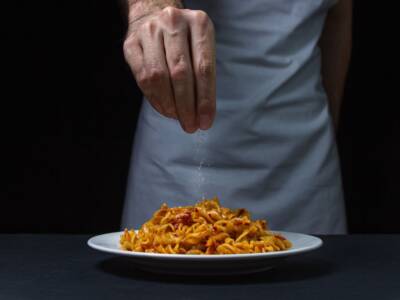 Chef che prepara la pasta