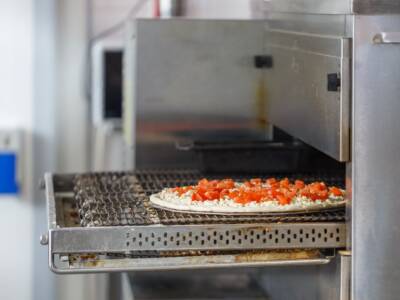 Pizza in cottura