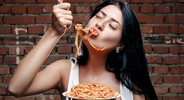 Si può usare il cucchiaio per mangiare gli spaghetti? Le regole del galateo